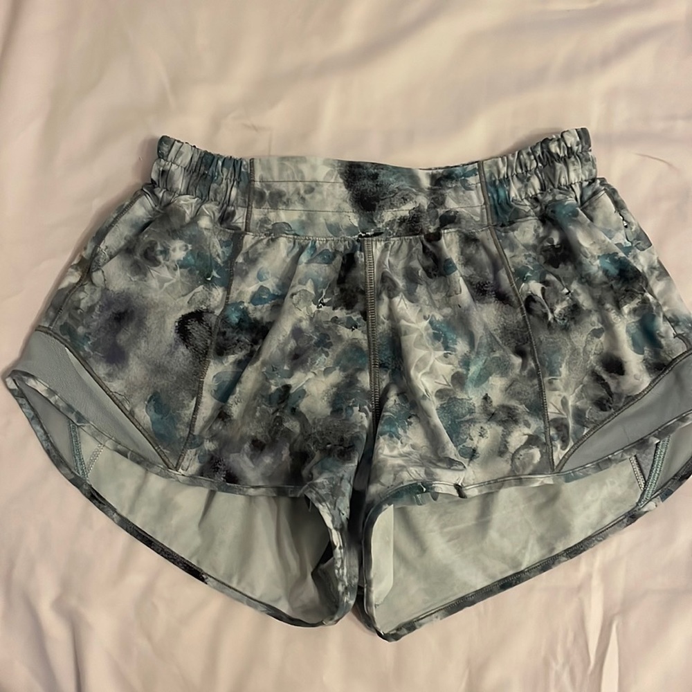 size 4 2.5 inch lululemon hotty hot shorts color kaleidofloral